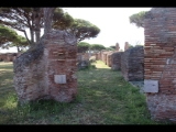 07214 ostia - regio i - insula xii - caseggiato a tabernae (i,xii,10) - ostseite - porticus (zu terme del foro (i,xii,6) gehoerend) - bli ri sueden - 06-2024.jpg